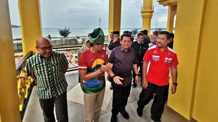 Menteri Pariwisata dan Ekonomi Kreatif (Menparekraf), Sandiaga Uno, didampingi Gubernur Kepri, Ansar Ahmad, meninjau lahan pembangunan Sentra Kreatif Indonesia (SKI) di Kawasan Gurindam 12, Kota Tanjungpinang, Minggu (31/12/2023).