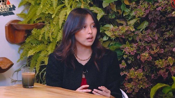 Michelle Ashley saat diundang menjadi bintang tamu di podcast YouTube Curhat Bang milik Denny Sumargo.