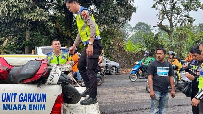 Mobil Bus Pariwisata S 7231 UW bertabrakan dengan motor Yamaha Vixion BG 6281 DAR. Akibatnya pengemudi motor seorang pelajar SMAN 2 Muara Enim tewas di jalan lintas Baturaja-Muara Enim tepatnya di Desa Lingga, Kecamatan Lawang Kidul, Kabupaten Muara Enim, Kamis (7/9/2023) sekitar pukul 07.30 WIB.