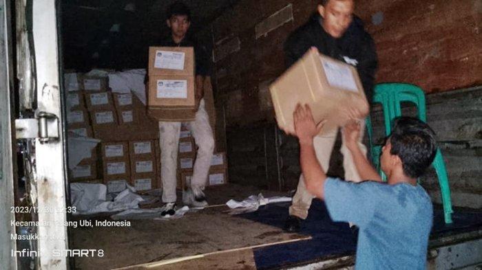 Mobil truk logistik yang mengangkut 74 dus surat suara tiba di Gudang logistik KPU PALI.