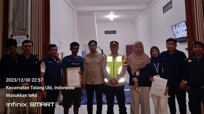 Mobil truk logistik yang mengangkut 74 dus surat suara tiba di Gudang logistik KPU PALI.