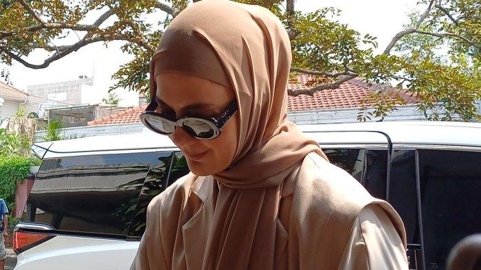 DATANGI KOMNAS PEREMPUAN - Model Paula Verhoeven menunduk saat tiba di Komnas Perempuan, di Menteng, Jakarta Pusat, Rabu (30/4/2025) untuk mengadukan dugaan diskriminasi dan kekerasan gender buntut perceraian dengan Baim Wong.