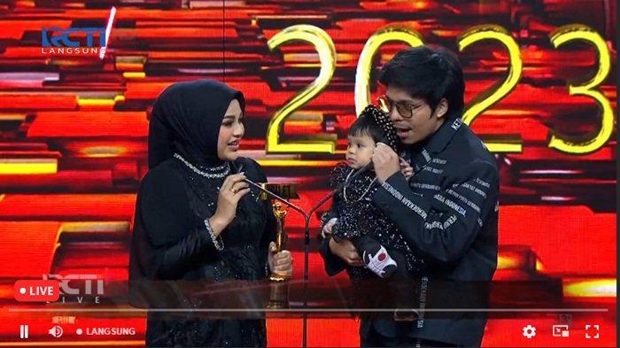 Bersama Atta Halilintar dan Ameena, inilah momen Aurel Hermansyah meraih piala penghargaan dari Silet.