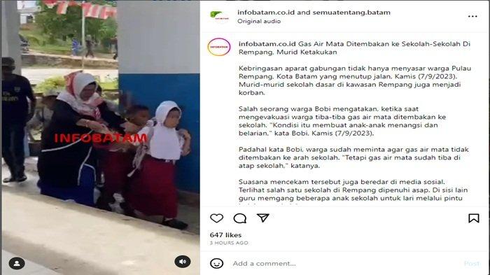 Momen histeris siswa SD berhamburan panik keluar kelas saat gas air mata ditembakkan aparat.
