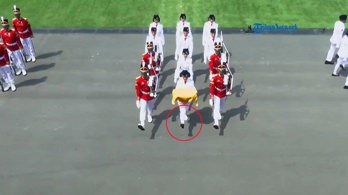 Momen Lilly Indiani pembawa baki Bendera Merah Putih ketika menghadap Presiden Jokowi hanya mengenakan sepatu sebelah.