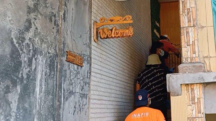 Momen penyidik dan Inafis dari Polres Metro Jakarta Utara di Jalan Balai Rakyat V nomor 20, Koja, Jakarta Utara, Minggu (29/10/2023).