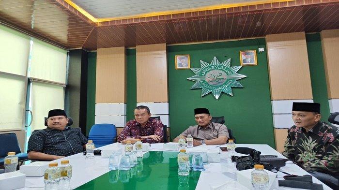 Tengah kanan kedua, Ketua PWM Sumsel Ridwan Hayatuddin umumkan Idul Adha jatuh pada 28 Juni 2023 di Gedung PWM Sumsel, Kamis (22/6/2023)