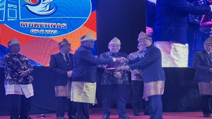 Direktur Urusan Agama Kristen, Pendeta Dr Amsal Yowei SE MPDK didampingi Ketua Umum Majelis Pusat GPdI, Pdt Dr. Johnny Weol S.Th, M.Min, M.Div, MM, M.Th dan Sekum GPdI Pdt Elim Simamora menyerahkan Plakat kepada Asisten 2 Pemprov Sumsel, Kurniawan dalam Mukernas GPdI 2023, di Novotel Hotel Palembang, Selasa (17/10/2023).