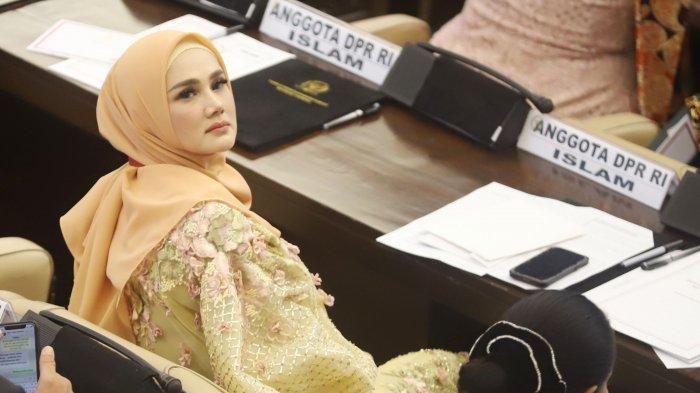 MULAN JAMEELA DISINDIR - Anggota DPR terpilih dari Partai Gerindra Wulansari atau Mulan Jameela saat menghadiri pelantikan anggota DPR di Kompleks Parlemen, Senayan, Jakarta Pusat, Selasa (1/10/2019). Cap Pelakor nempel, Mulan Jameela kaget disindir Rieke Diah Pitaloka secara langsung