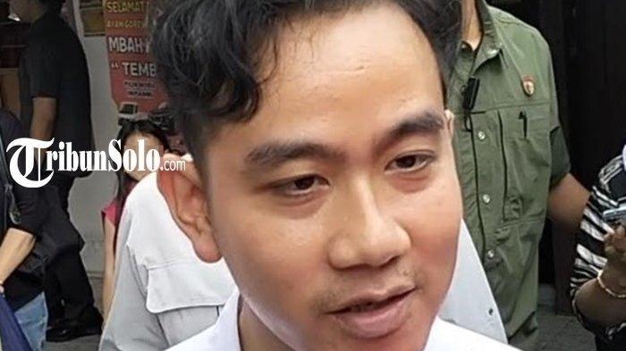 KABAR PEMAKZULAN GIBRAN - Wakil Presiden Gibran Rakabuming Raka saat ditemui di Ayam Goreng Mbah Karto Tembel, Minggu (23/1/2025). Muncul kabar Wapres Gibran dipecat, MPR bereaksi terkait surat pemakzulan