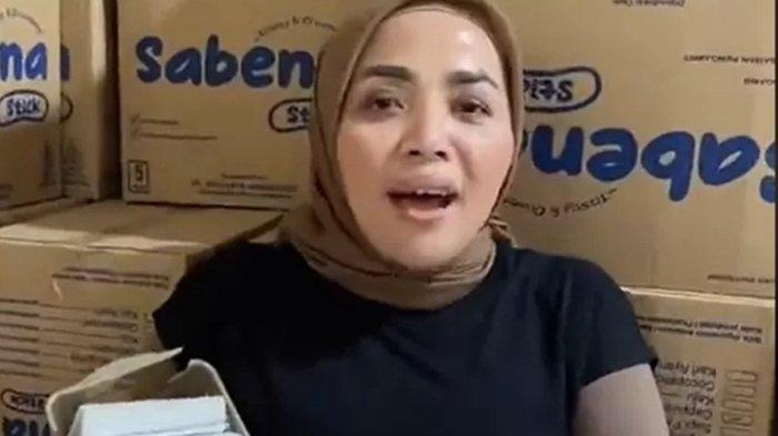 Muzdalifah jadi sorotan gegara jual bawang goreng dengan harga sangat miring.