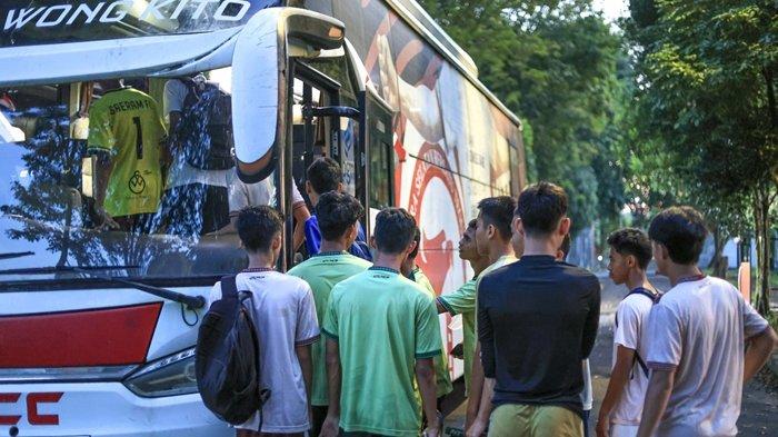 NAIK BUS SFC - Sebanyak 70 pemain EPA Sriwijaya FC naik bus SFC untuk mengikuti latihan perdananya di Lapangan Panahan JSC Palembang, Kamis (15/5/2025) sore kemarin.