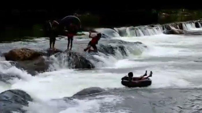 Napal jaringan yang membentang selebar sungai di Desa Singapura, Kecamatan Semidangaji, Kabupaten OKU menjadi wahana bermain anak-anak.