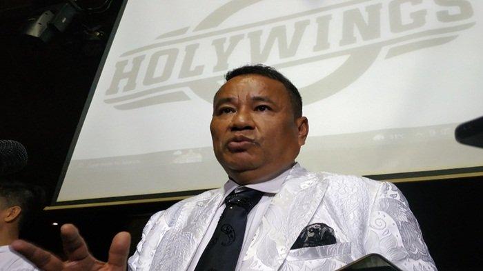 ISU MUALAF HOTMAN - Pengacara kondang Hotman Paris saat ditemui di Jakarta Selatan, Jumat (15/7/2022). Niatnya mualaf dibongkar Ustaz Derry Sulaiman, ia tak mau berkomentar.