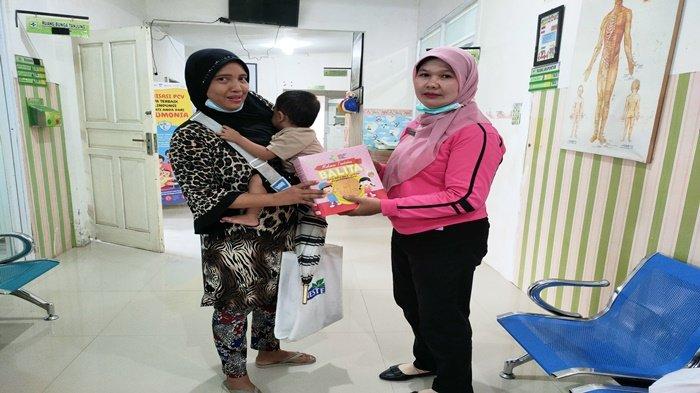 Niken Santika saat memperhatikan tumbuh kembang anak Stunting hingga diberikan PMT dari Puskesmas 4 Ulu Palembang.
