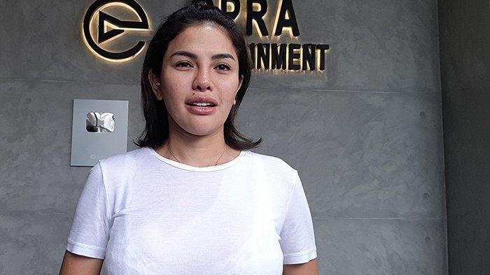 ULTAH NIKITA MIRZANI - Nikita Mirzani disela menjalani perawatan organ intimnya di kawasan Kemang, Jakarta Selatan, Jumat (28/1/2022). Nikita Mirzani ultah di Penjara, sahabat sedih bahas rencana kejutan.