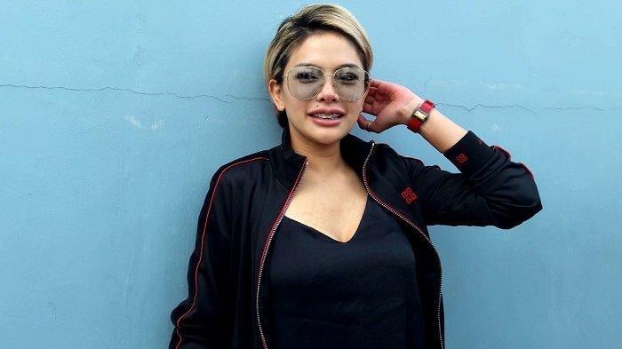 NIKITA MIRZANI HAMIL - Artis Nikita Mirzani. Nikita Mirzani ngaku hamil 3 bulan pasca jadi tersangka kasus pemerasan Reza Gladys