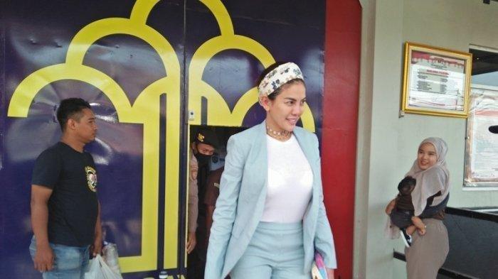 NIKITA SUSAH BEBAS - Artis Nikita Mirzani menjalani sidang kelima yang digelar di ruang utama Pengadilan Negeri (PN) Serang, Kamis (15/12/2022). Nikita Mirzani susah bebas dari penjara, Satria Mulia sebut lawan Nyai lebih kaya