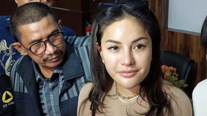 LOLLY ULANG TAHUN - Nikita Mirzani saat ditemui di Polres Metro Jakarta Selatan, Rabu (30/10/2024). Hubungannya sempat rusak, Nikita Mirzani ungkap pesan saat Lolly ulang tahun
