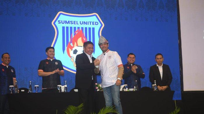 Nil Maizar dapat warga kehormatan Sumatera Selatan dari Gubernur Sumsel Herman Deru, Sabtu (14/6/2025).