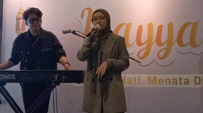 NISSA SABYAN NANGIS - Penyanyi Nissa Sabyan dan Ayus Sabyan saat bernyanyi di Mal Kota Kasablanka, Tebet, Jakarta Selatan, Jumat (2/12/2022). Lagi nyanyi di panggung Nissa Sabyan nangis diteriaki 'pelakor'