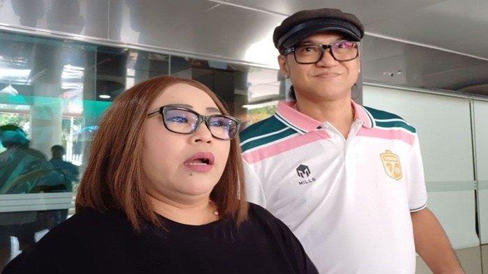 NUNUNG HIDUP SUSAH - Komedian Nunung dan suamiya. Getir Nunung ungkap kesusahan hidupanya kini, tiap bulan biayai keluarga besar