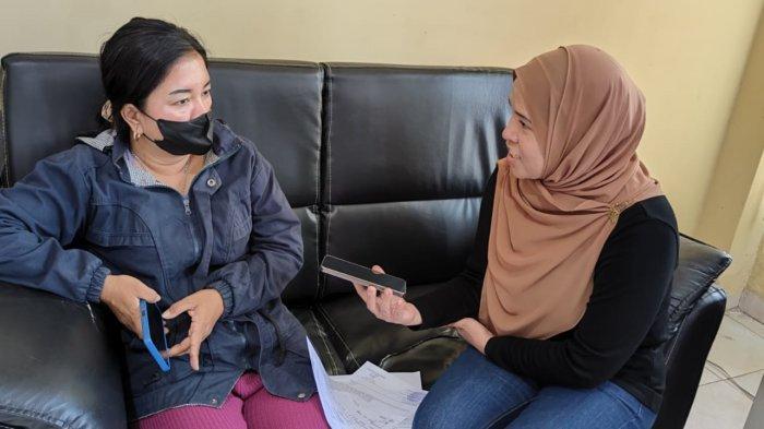 Nyayu Rodiana (40) warga Lorong Serengam I Kecamatan IB II Palembang, ketika memberikan keterangan terkait kasus kekerasan rumah tangga yang menimpa dirinya kepada wartawan.