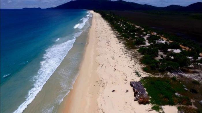 Objek Wisata Pantai Padang Melang di Kepulauan Riau