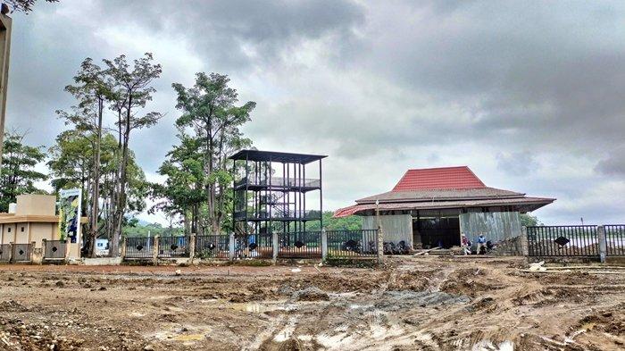 Objek wisata Danau Aur yang berada di Kelurahan Sumber Harta, Kecamatan Sumber Harta, yang saat ini masih dalam proses pembangunan.