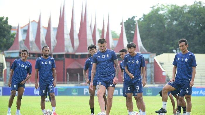 Para Punggawa Sriwijaya FC menjalani ofical Training di Stadion H Agus Salim Padang Sumbar, Sabtu (25/11/2023).