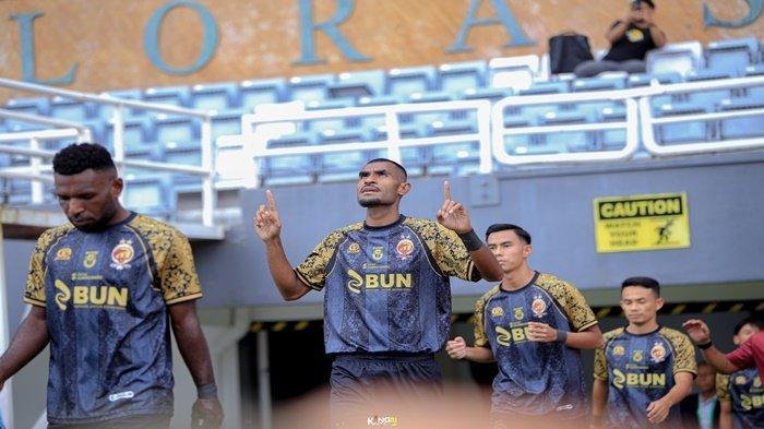 SRIWIJAYA FC -- Otto Kapisa merasa Bangga ketika bisa membawa Sriwijaya FC bertahan di Liga 2, hal ini menjadi, target dan mimpi yang tidak akan pernah dilupakan oleh mantan pemain PSBS Biak ini.