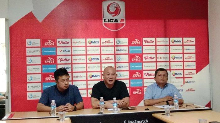 Owner PT Digi Sport Asia, Alexander Rusli didampingi CEO PT Digi Sport Asia Anggoro Prajesta dan Sekretaris PT SOM Faial Mursyid menggelar jumpa pers, Jumat (13/12/2024).