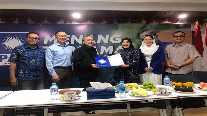 Duo Srikandi yang akan bertarung di Pilkada Palembang Fitri-Nandriani menerima langsung Surat Keputusan (SK) B1 KKk dari Ketua Umum (Ketum) PAN Zulkifli Hasan, Rabu (31/7/2024) di Jakarta.