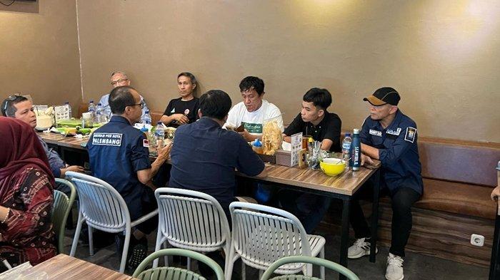 PEMAIN NON KLUB - Jajaran Panitia Seleksi EPA Sriwijaya FC U20 menggelar rapat persiapan di sebuah resto Palembang. Panitia memberikan kesempatan kepada pemain non klub yang akan ditandingkan lebih awal, 5 Mei 2025.