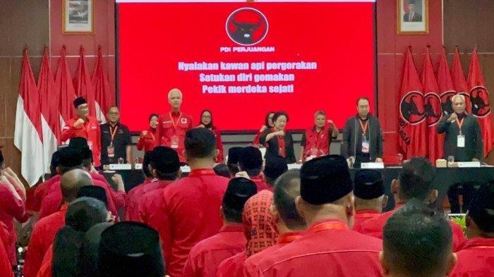 PEMBEKALAN KADER - Ketua Umum DPP PDI Perjuangan (PDIP) Megawati Soekarnoputri hadiri pembekalan bagi Kepala/Wakil Kepala Daerah Se-Indonesia Pemenang Pilkada 2024 di Sekolah Partai Lenteng, Jakarta, pada Jumat (16/5/2025). Ia mengingatkan seluruh kepala daerah dan wakil kepala daerah dari PDIP agar menjaga integritas dan tidak tersangkut persoalan hukum selama menjalankan pemerintahan.