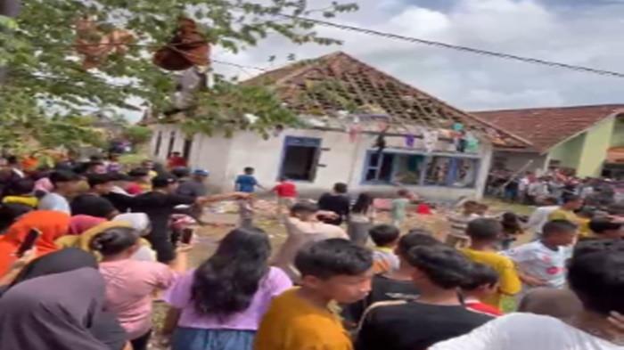 RUMAH PELAKU PEMBUNUHAN - Penampakan Rumah Pelaku Pembunuh Bocah 6 Tahun di OKI, Nyaris Roboh