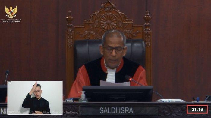 PENGUMUMAN MAJELIS HAKIM - Hakim Mahkamah Konstitusi, Saldi Isra membacakan pengumuman pada sidang perkara PHPU Gubernur, Bupati, dan Walikota sesi III, Selasa (4/2/2025), pengumuman tersebut menyatakan ada sebanyak 7 gugatan Pilkada 2024 pada sesi III yang lanjut ke tahap pembuktian.