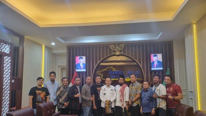 Pj Gubernur Sumsel Agus Fatoni menerima audiensi Manajemen Sriwijaya FC dan tiga kelompok suporter dalam rangka silaturahmi menampung aspirasi permasalahan yang tengah dihadapi, Jumat (8/12/2023)
