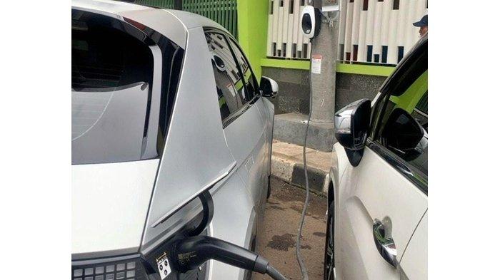 PLN berinovasi menjadikan aset tiang listrik sebagai Stasiun Pengisian Kendaraan Listrik Umum (SPKLU) untuk kemudahan pengisian daya mobil listrik.
