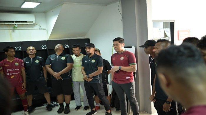 Manajer PS Palembang Agung Nugraha memberikan motivasi kepada pemain Laskar Segentar Alam pada babak semifinal, Minggu (9/7/2023)