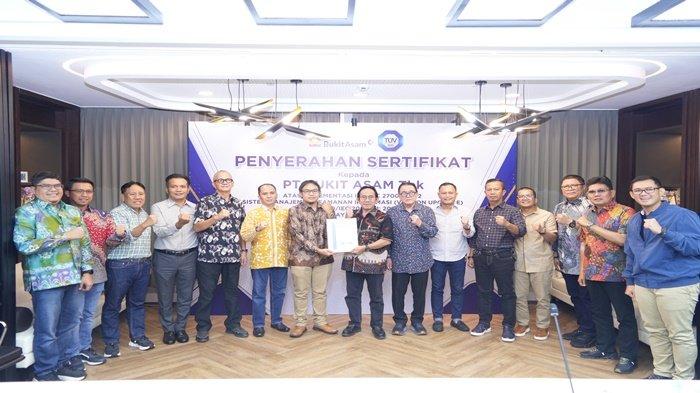 PENYERAHAN SERTIFIKAT -  PT Bukit Asam Tbk (PTBA) menerima sertifikat ISO 20000-1:2018 terkait Standar Manajemen Layanan Teknologi Informasi dari badan sertifikasi PT TUV SUD Indonesia. Sertifikat diserahkan langsung kepada Arsal Ismail, Direktur Utama PT Bukit Asam Tbk (PTBA), di Jakarta pada Jumat (14/3/2025).