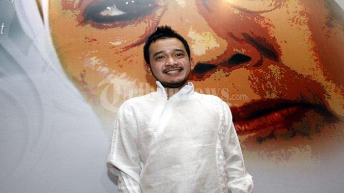 RUBEN ONSU LEBARAN - Artis Ruben Onsu saat ditemui dalam acara konferensi pers film Ummi Aminah di Pusat Perfilman Usmar Ismail, Jakarta, Kamis (22/12/2011). Pakai baju Muslim Ruben Onsu diduga rayakan lebaran pasca diisukan mualaf