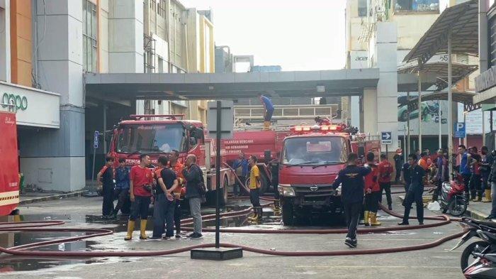 Palembang Square (PS) Mall mengeluarkan kepulan asap hitam tebal, Sabtu (11/5/2024), sekitar pukul 05.30.