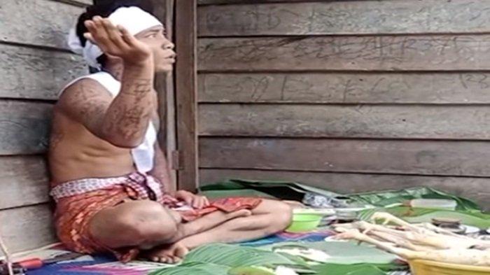 Panglima Pajaji saat lakukan ritual
