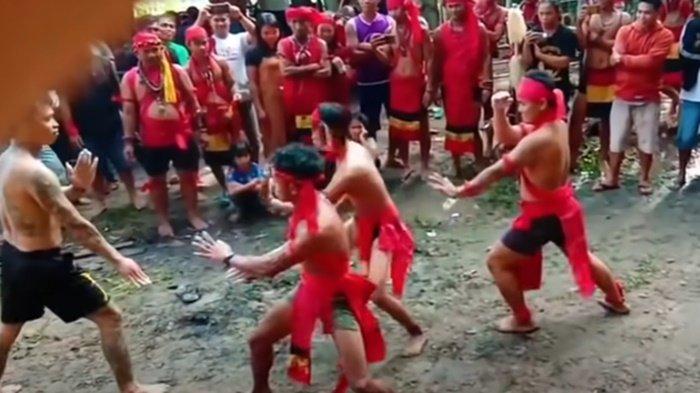 Panglima Jilah memperlihatkan keahlian silatnya saat menghadapi tiga orang sekaligus