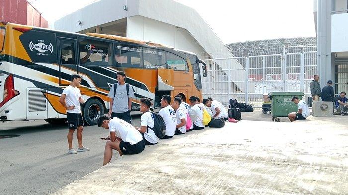 Para pemain PSPS Pekanbaru terlihat menunggu sejam di luar gerbang tidak bisa masuk Stadion Gelora Sriwijaya Jakabaring Palembang, Jumat (13/12/2024) pagi untuk menjalani Offical Training jelang menghadapi tuan rumah Sriwijaya FC.