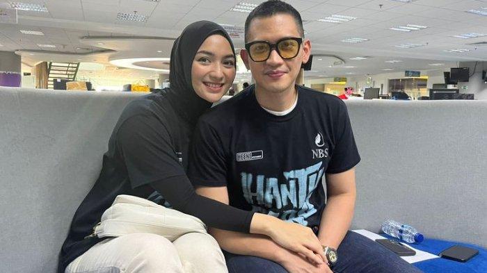 Pasangan atis peran Rezky Aditya dan Citra Kirana di ruangan redaksi Kompas com, Senin (13/3/2023).
