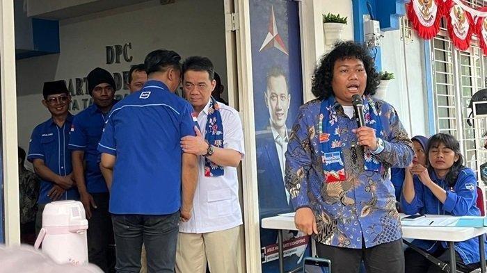 Pasangan bakal calon wali kota Tangerang Selatan (Tangsel) Ahmad Riza Patria dan Marshel Widianto saat datangi DPC Demokrat Tangsel 2024.