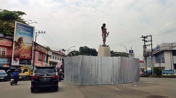 Patung Serunting Sakti di Jalan Mayor Ruslan, Lahat atau tepatnya di Jantung Kota Lahat.