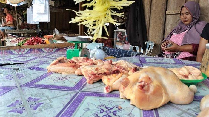 Pedagang daging ayam di Pasar Megang Sakti, Kecamatan Megang Sakti, Musi Rawas.